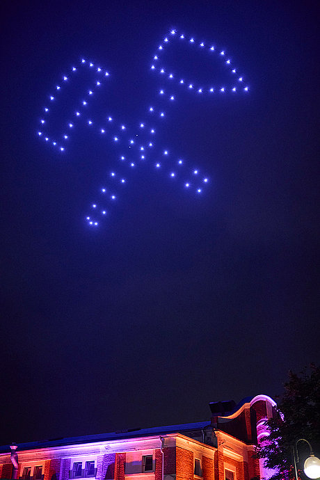 Neue Zeche Westerholt Drohnenshow Hammer am Nachthimmel