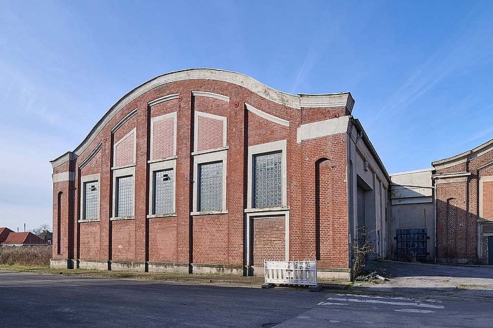 Kesselhaus 2 Außenansicht, rotes Backsteingebäude vor blauem Himmel