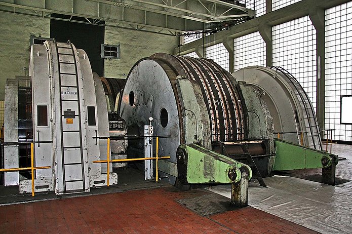 Schacht 3 Innenansicht, Maschinen und Backsteinboden