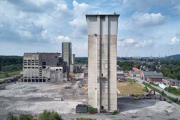 Schacht 3 Außenansicht, ein großer Turm auf dem Zeche Gelände, im Hintergrund weitere Gebäude