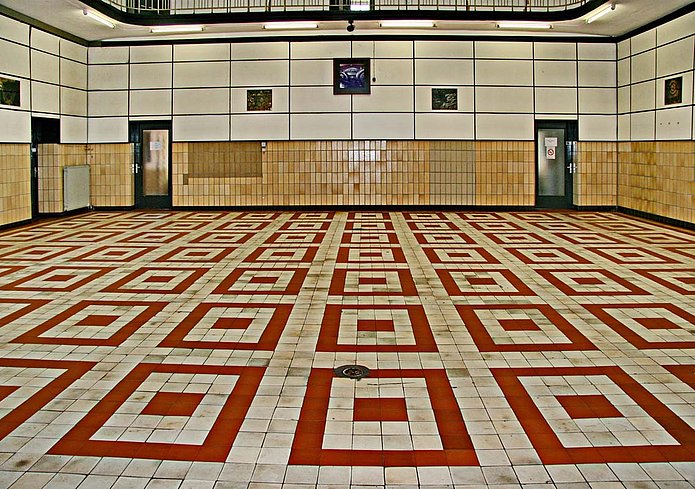 Lohn-& Lichthalle Innenansicht, eine Eingangshalle mit rot, weiß gefliesten Boden