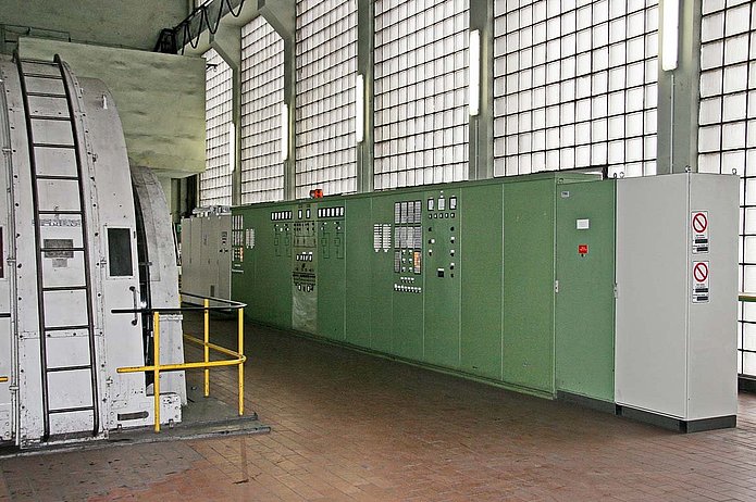 Schacht 3 Innenansicht, grüne Sicherungskästen