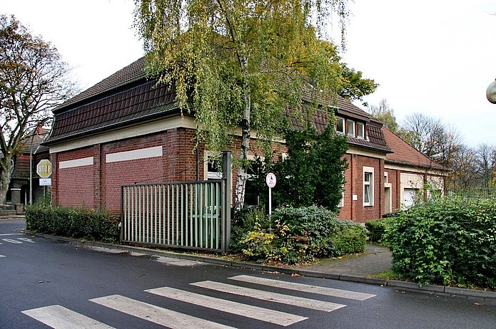 Torhaus Ost Außenansicht, rotes Backsteinhaus mit Begrünung 