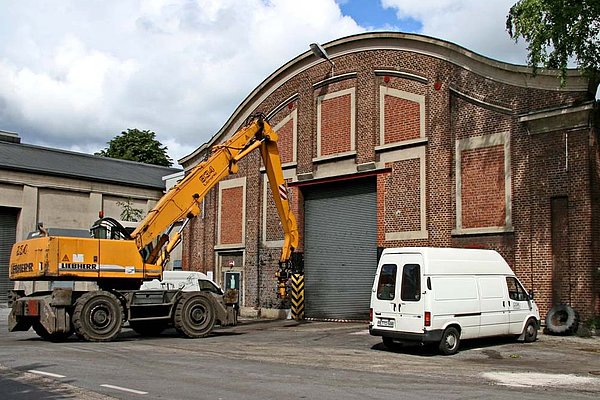 Kesselhaus 3 Außenansicht, rotes Backsteingebäude, davor ein weißer Sprinter und ein gelber Baggerlader