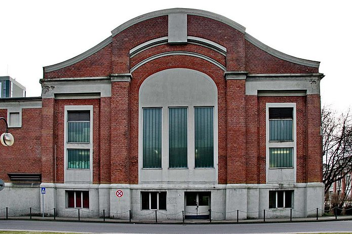 Kaue Außenansicht, rotes Backsteingebäude