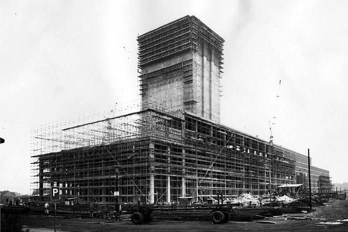 Schacht 3 Außenansicht, ein großer Turm mit Gerüst, historische schwarz-weiß Aufnahme