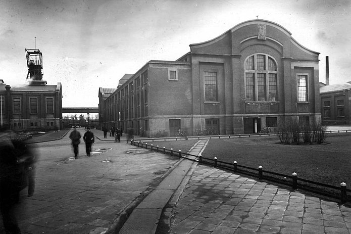 Kaue Außenansicht, davor gehen Menschen, historische schwarz-weiß Aufnahme