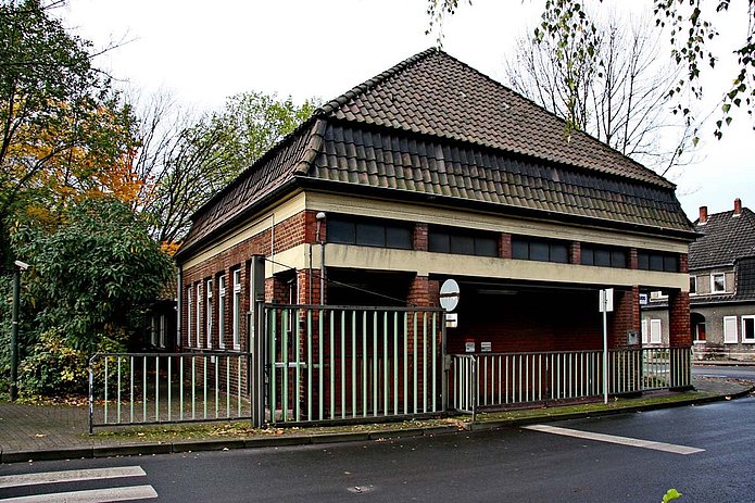 Torhaus West Außenansicht, rotes Backsteingebäude mit grünem Geländer 