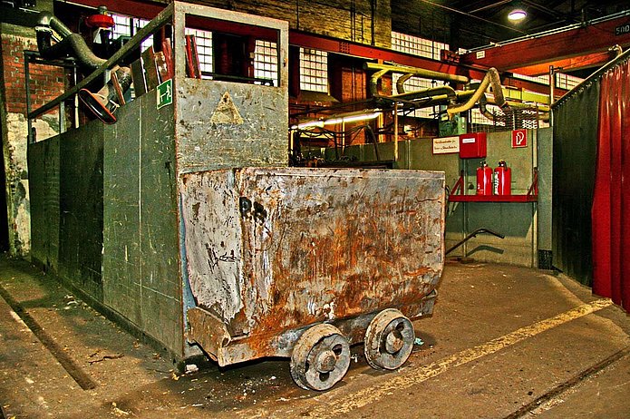 Kesselhaus 1 Innenansicht, grüne Regale und ein Wagon