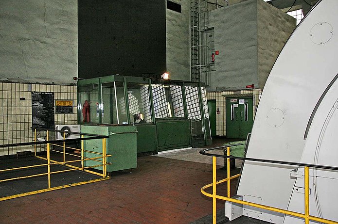 Schacht 3 Innenansicht, grüner Steuerungsraum neben den Maschinen