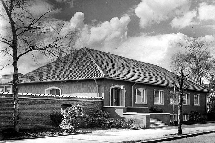 Gesundheitshaus Außenansicht, historische schwarz-weiß Aufnahme 