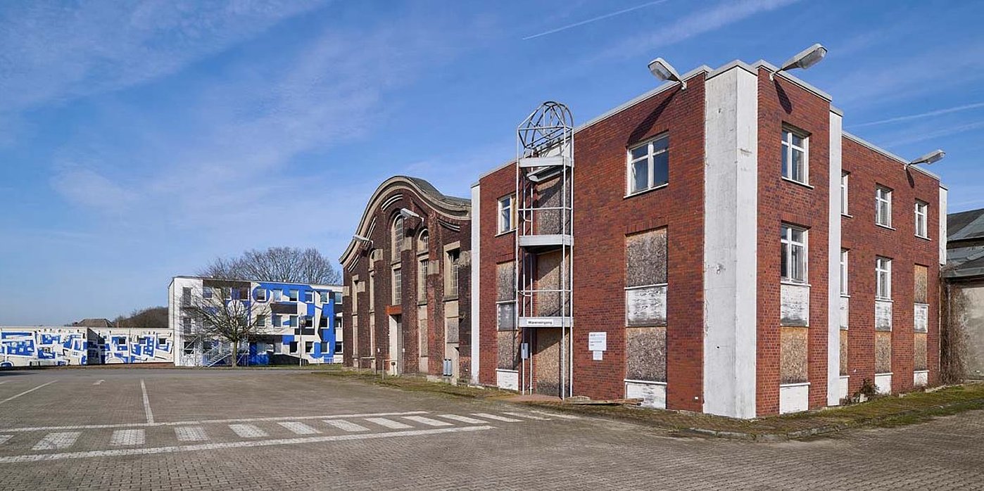 Zentral Materialleitstelle Außenansicht mit angrenzenden Gebäuden 