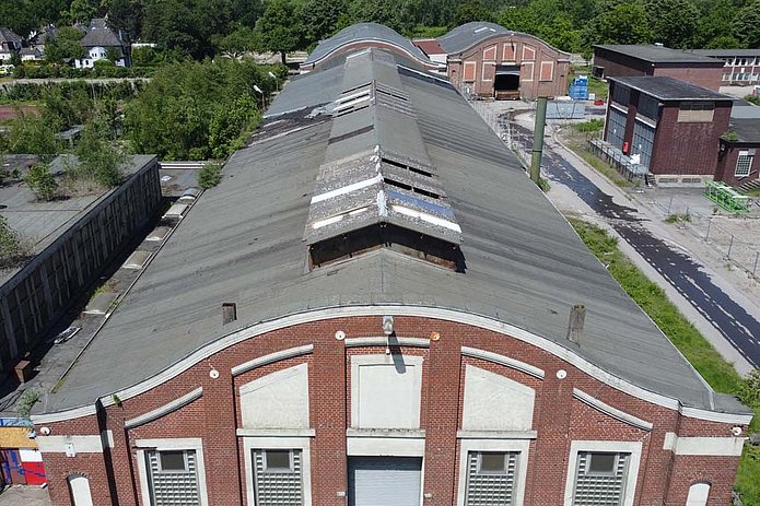 Kesselhaus 1 Außenansicht, rotes Backsteingebäude mit grauem Dach von oben