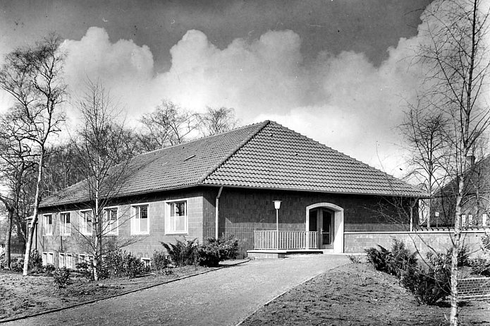 Gesundheitshaus Außenansicht mit Aufgang, historische schwarz-weiß Aufnahme