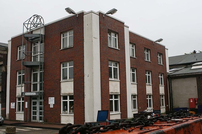 Zentral Materialleitstelle Außenansicht, rotes Backsteinhaus