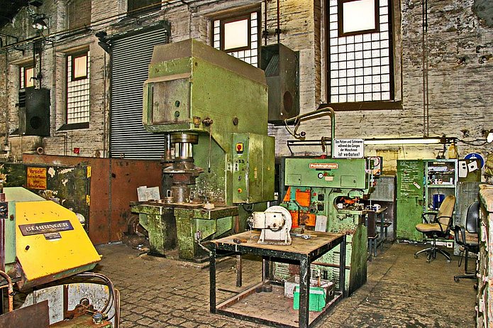 Kesselhaus 1 Innenansicht, grüne Maschinen, Arbeitsplätze mit braunen Bürostühlen