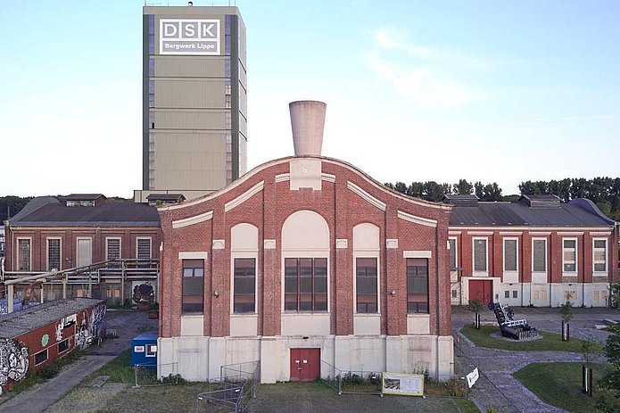 Zentralmaschinenhalle Außenansicht mit angrenzenden Gebäuden 