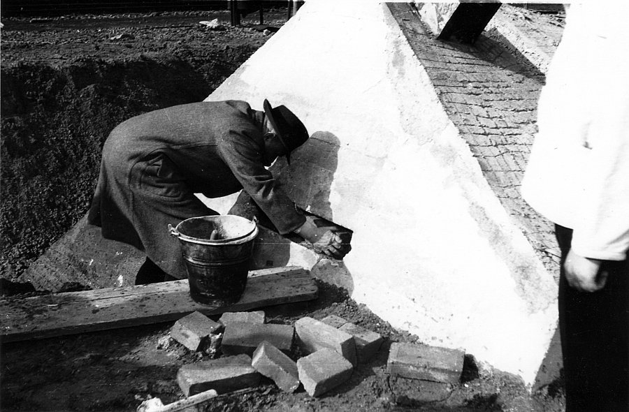 Neue Zeche Westerholt Einmauerung der Urkunde in das Fundament von Schacht 2
