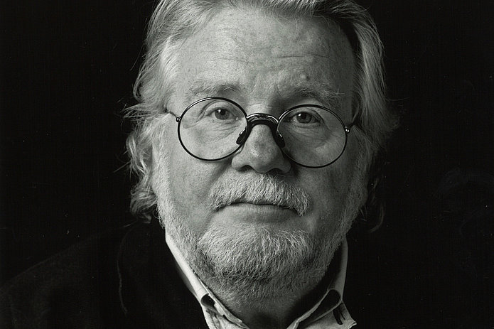 Schwarz-weiß-Porträtaufnahme von Many Szejstecki.