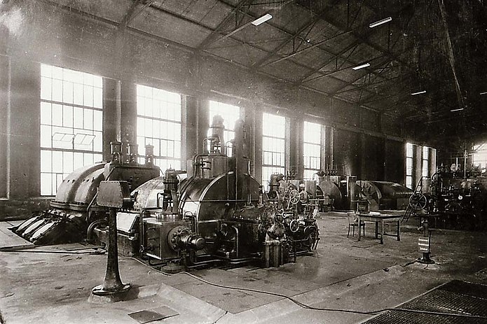 Zentralmaschinenhalle Innenansicht, historische schwarz-weiß Aufnahme von Maschinen