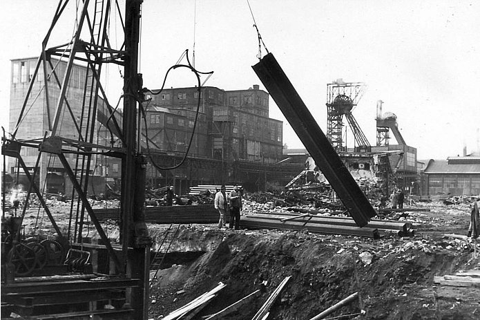 Schacht 1 Außenansicht, Baustelle mit mehreren Männern, historische schwarz-weiß Aufnahme 