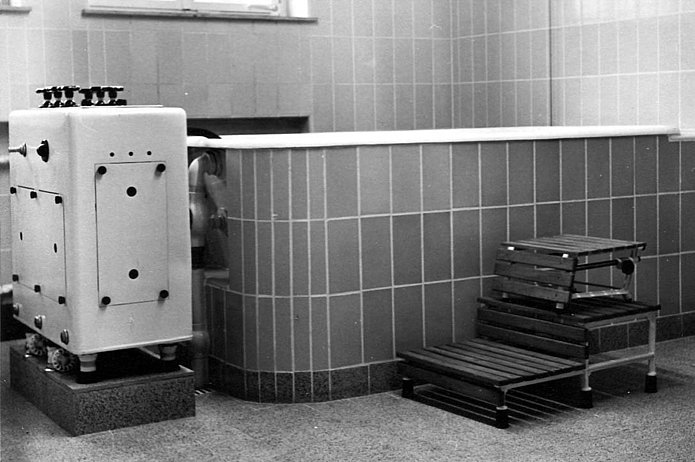 Badewanne mit Einstiegshilfe, historische schwarz-weiß Aufnahme