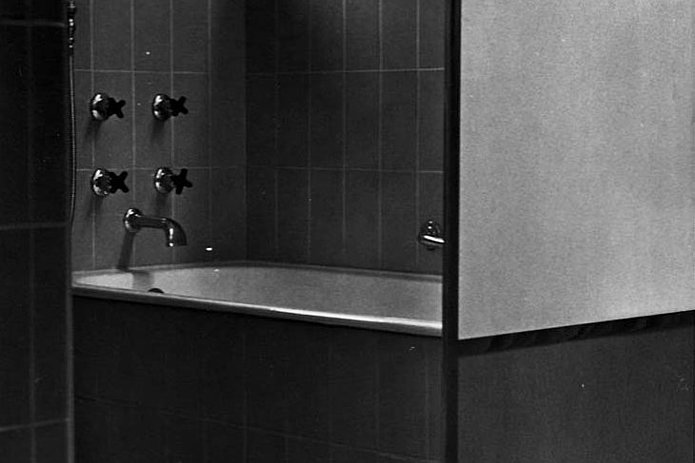 Badewanne mit Sichtschutz, historische schwarz-weiß Aufnahme