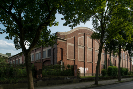 Kesselhaus 3 Außenansicht, rotes Backsteingebäude gesäumt von Bäumen