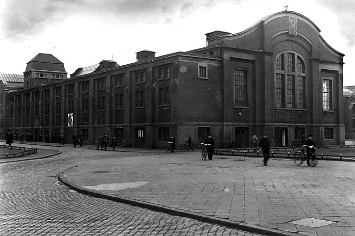 Kaue Außenansicht, davor gehen Menschen, historische schwarz-weiß Aufnahme