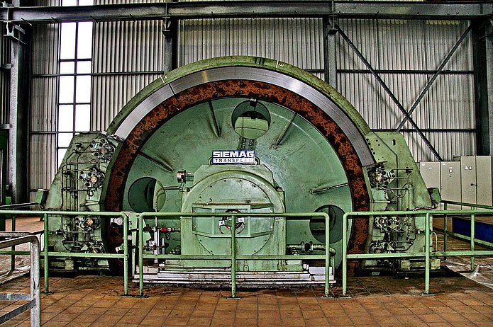 Schacht 1 Innenansicht, grüne halbrunde Maschine