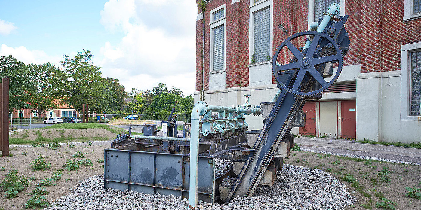 Wasserspiel aus alten Resten einer ehemaligen Kohlenwäsche-Anlage, aufgestellt vor dem Kauenhof, dem früheren Zechenplatz.