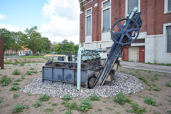 Wasserspiel aus alten Resten einer ehemaligen Kohlenwäsche-Anlage, aufgestellt vor dem Kauenhof, dem früheren Zechenplatz.