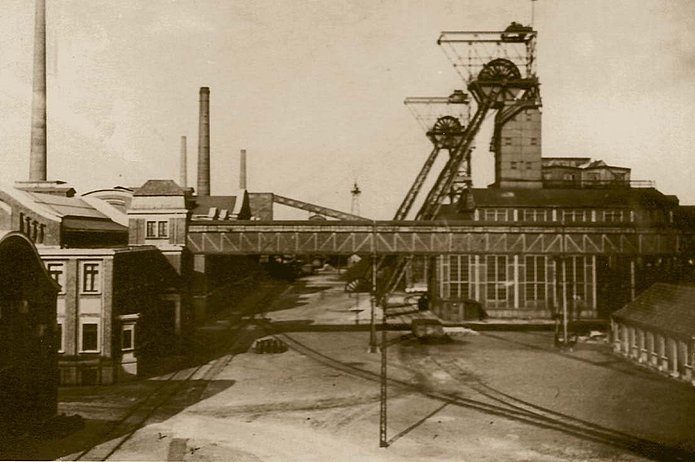 Schacht 1 und 2 Außenansicht, historische schwarz-weiß Aufnahme 