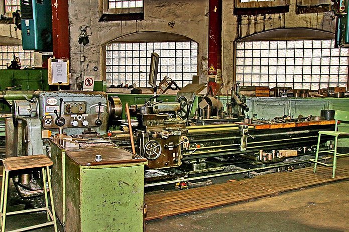 Kesselhaus 1 Innenansicht, grüne Kommoden und eine längliche Maschine