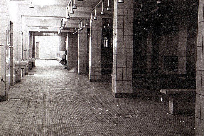 Waschkaue Innenansicht, historische schwarz-weiß Aufnahme von einem gefliesten Flur