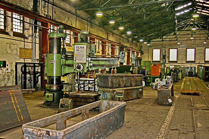 Kesselhaus 1 Innenansicht, grüne Maschinen entlang eines Mittelgangs